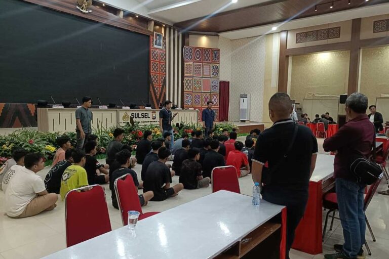 TNI Tangkap 40 Pelaku Penipuan Berbasis Online di Sulsel, 37 Dibebaskan Polisi